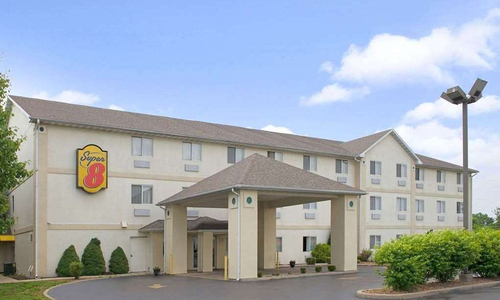 Super 8 by Wyndham Pontoon Beach IL/St. Louis MO Area