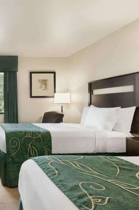 Hotel Baymont Inn Suites Glenwood photo 1