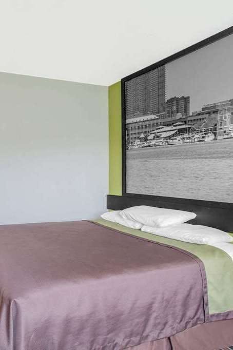 Hotel Super 8 by Wyndham South Boston VA photo 3