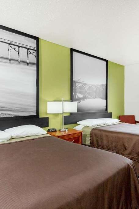 Hotel Super 8 by Wyndham South Boston VA photo 2