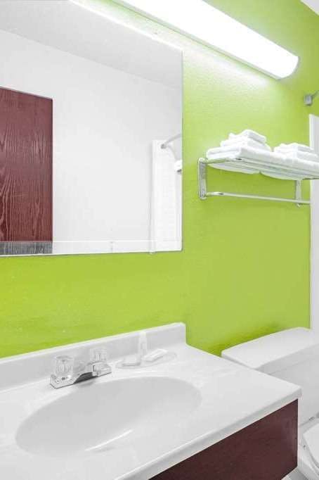 Hotel Super 8 by Wyndham South Boston VA photo 5