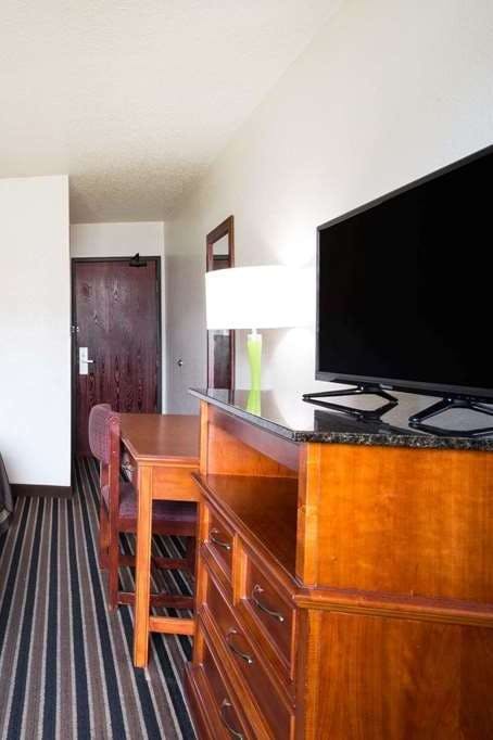 Hotel Super 8 by Wyndham South Boston VA photo 4