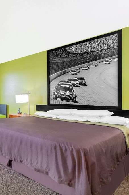 Hotel Super 8 by Wyndham South Boston VA photo 1