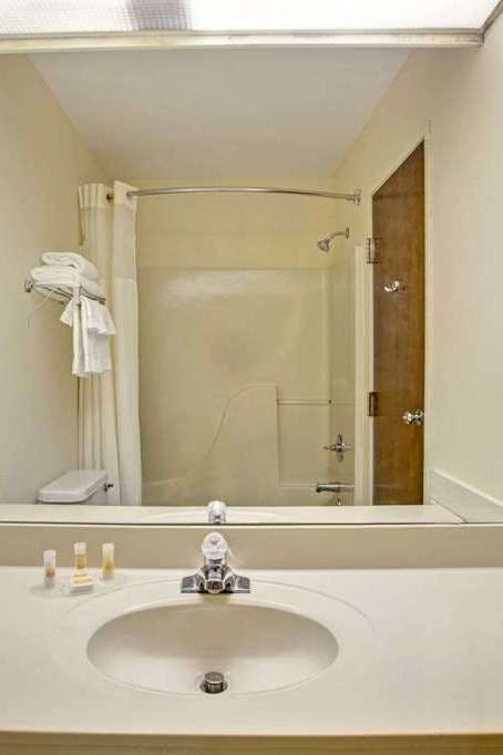 Hotel Days Inn & Suites by Wyndham Hickory photo 3