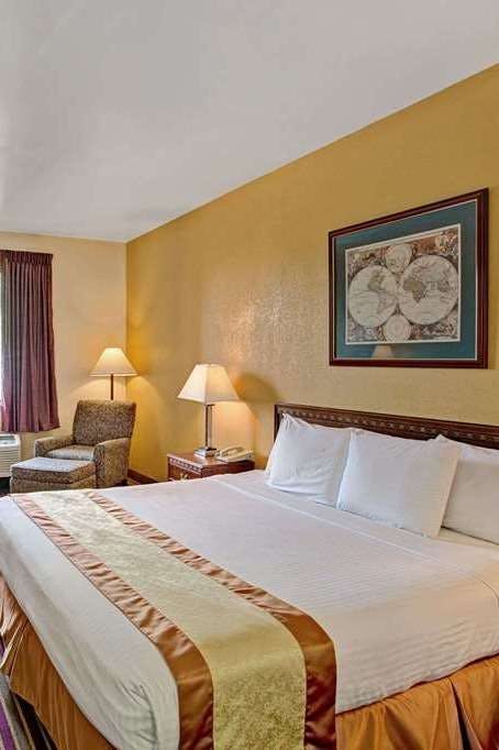 Hotel Days Inn & Suites by Wyndham Hickory photo 1