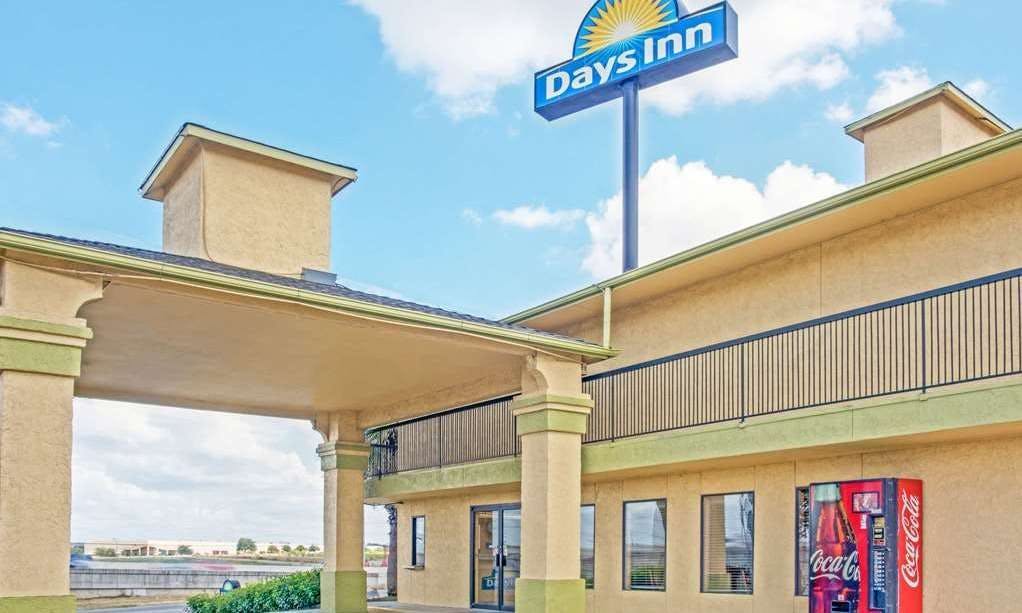 Days Inn by Wyndham Morgan's Wonderland / IH-35 N