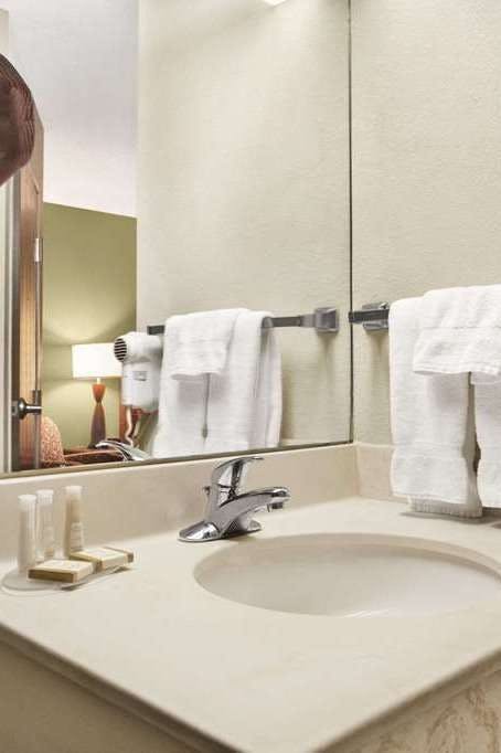 Hotel Baymont Haubstadt Evansville N photo 3