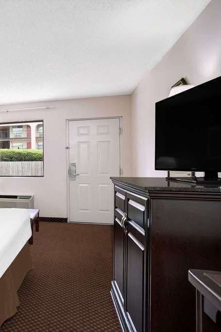 Hotel Days Inn by Wyndham Macon I-475 photo 5