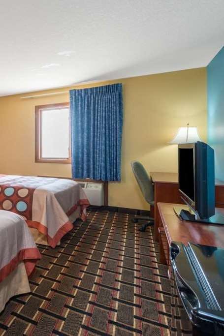 Hotel Super 8 by Wyndham Staunton photo 2