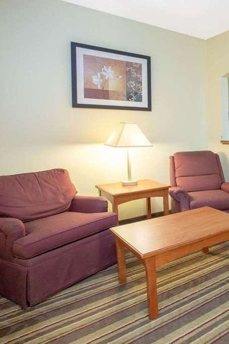 Hotel Baymont by Wyndham Marion photo 5