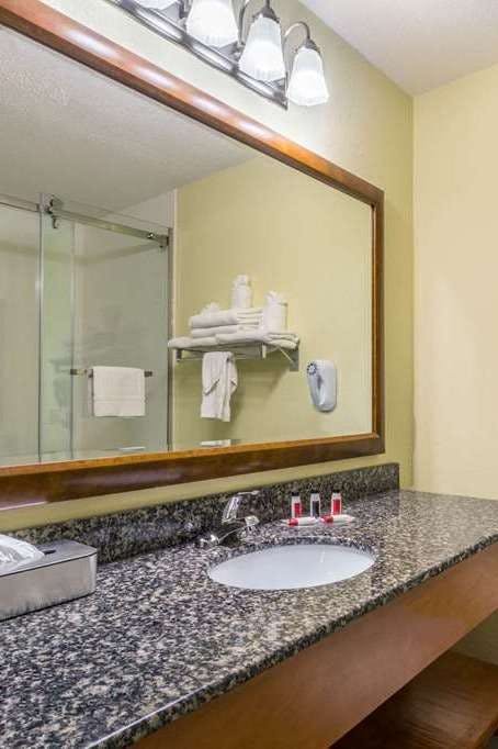 Hotel Baymont by Wyndham Marion photo 3