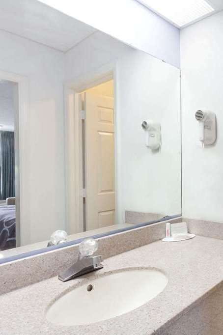 Hotel Super 8 by Wyndham Kingston photo 5