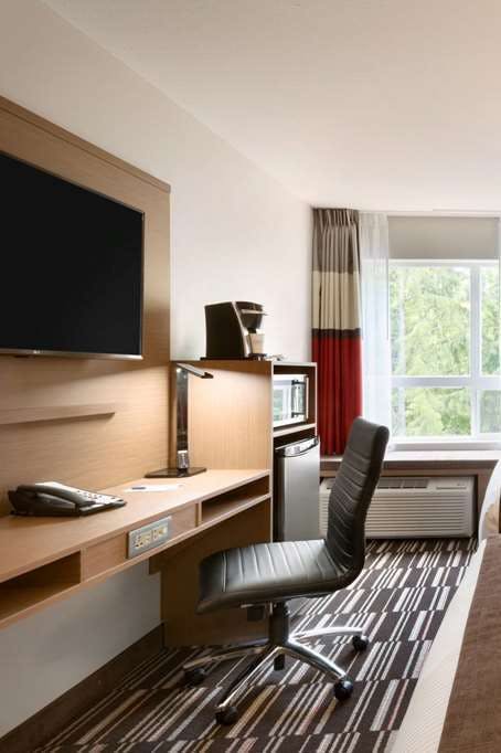 Hotel Microtel Inn & Suites by Wyndham Ladysmith Oyster Bay photo 2