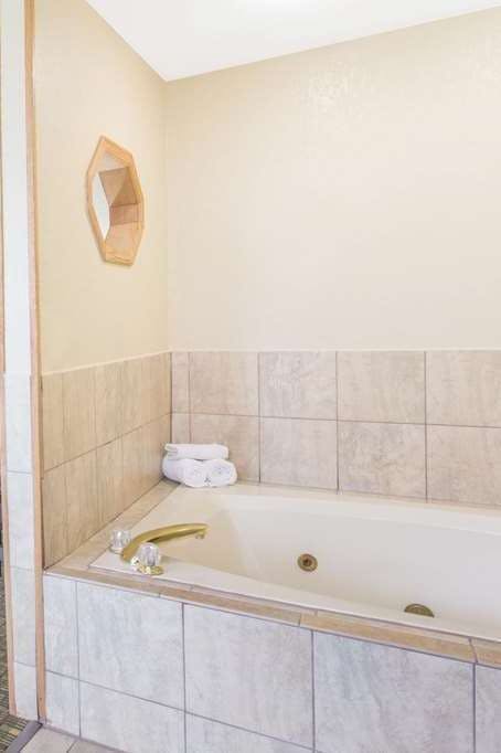 Hotel Days Inn & Suites by Wyndham Waterloo photo 5