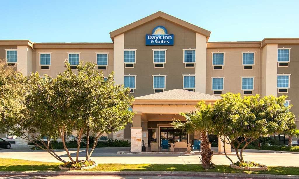 Days Inn & Suites by Wyndham San Antonio near Frost Bank Ctr