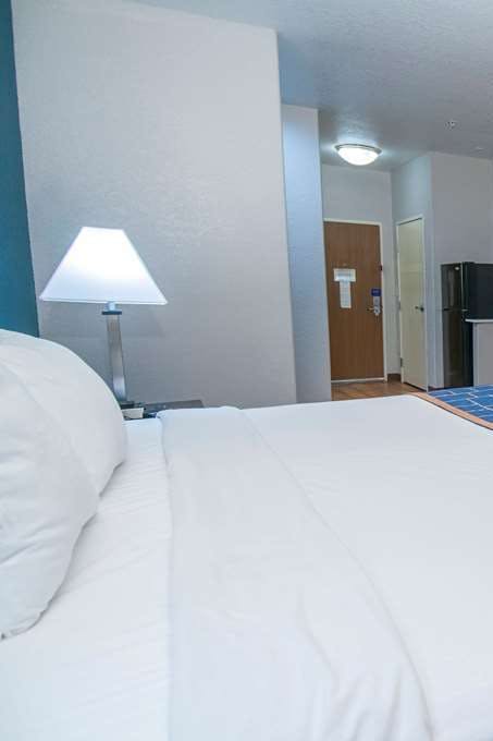 Hotel Days Inn & Suites by Wyndham San Antonio near Frost Bank Ctr photo 2