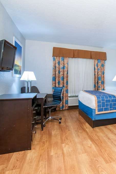 Hotel Days Inn & Suites by Wyndham San Antonio near Frost Bank Ctr photo 3