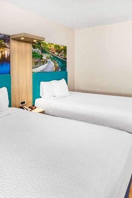 Hotel Days Inn & Suites by Wyndham San Antonio near Frost Bank Ctr photo 4