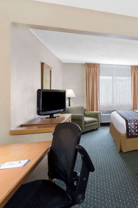 Hotel Baymont Waterloo photo 3