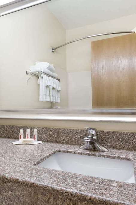 Hotel Baymont Waterloo photo 5
