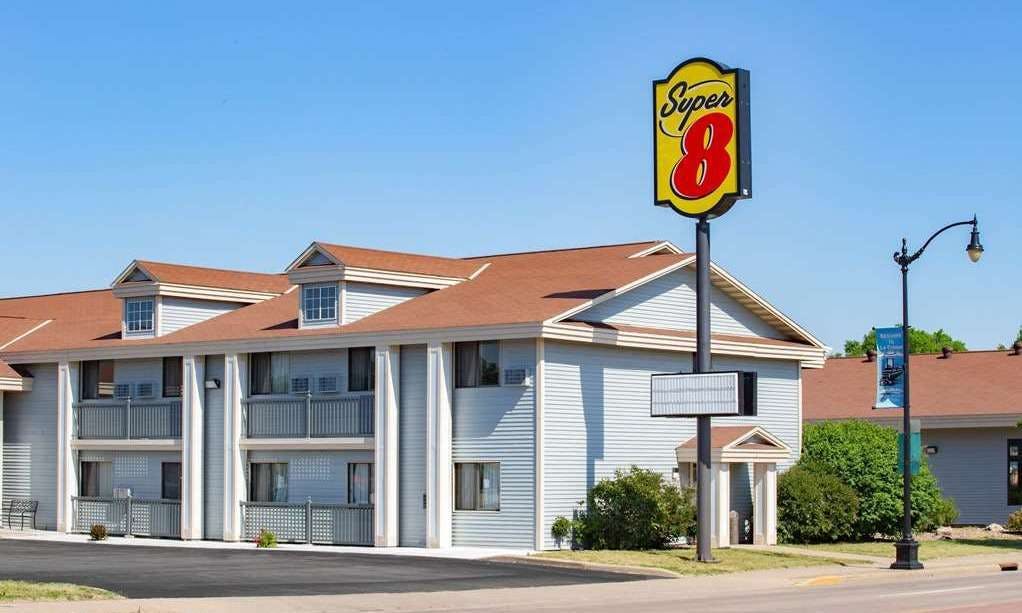 Super 8 by Wyndham La Crosse