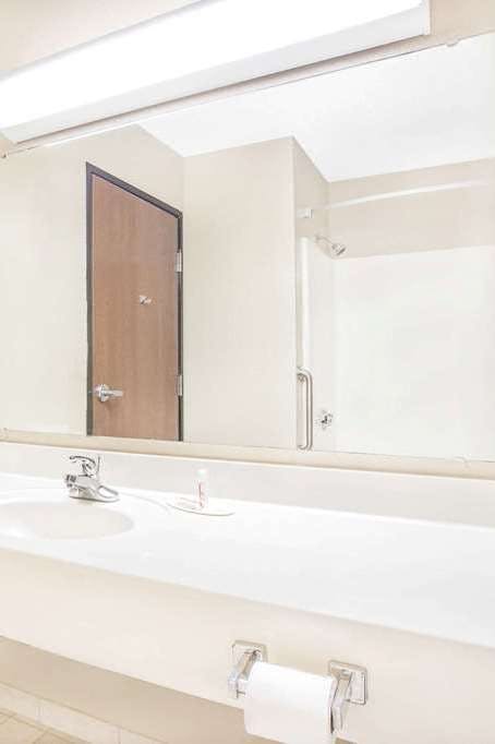 Hotel Super 8 by Wyndham Nixa/Springfield Area photo 5