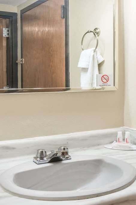 Hotel Super 8 by Wyndham Luverne I90 photo 3