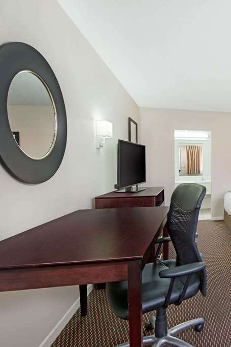 Hotel Baymont Sandusky photo 2