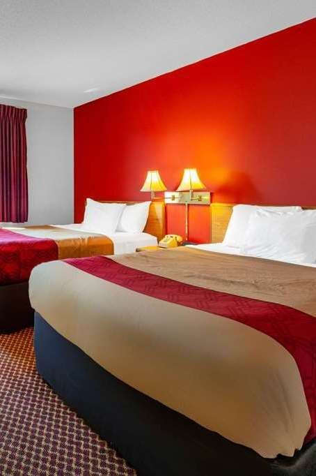 Hotel Travelodge by Wyndham Escanaba photo 2