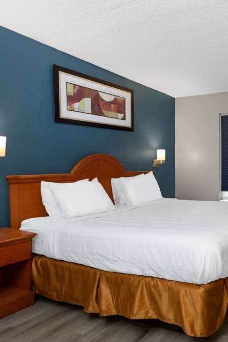 Hotel Baymont by Wyndham Marianna photo 2