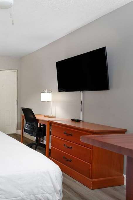 Hotel Baymont by Wyndham Marianna photo 3