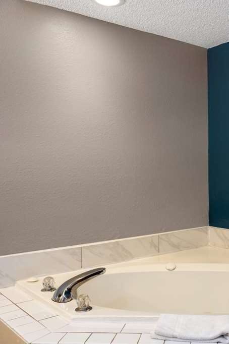 Hotel Baymont by Wyndham Marianna photo 5