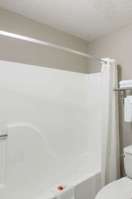 Hotel Super 8 by Wyndham Hays KS photo 4