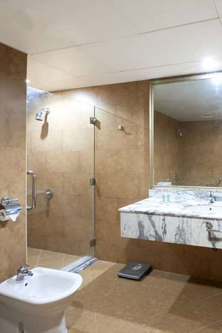 Hotel Ramada by Wyndham Doha Old Town photo 4