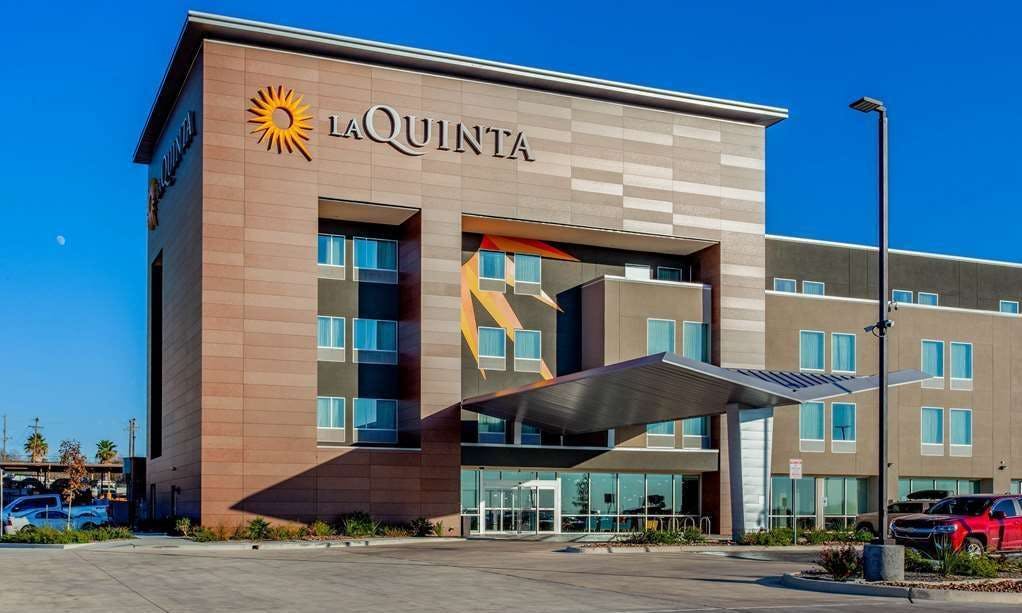 La Quinta Inn & Suites by Wyndham San Antonio Alamo City