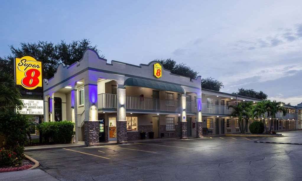 Super 8 by Wyndham Bradenton Sarasota Area