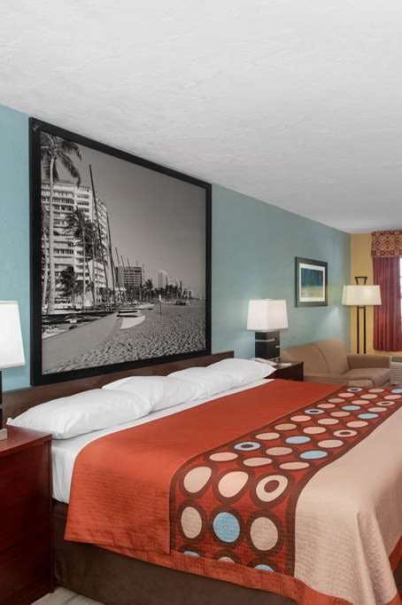 Hotel Super 8 by Wyndham Bradenton Sarasota Area photo 1