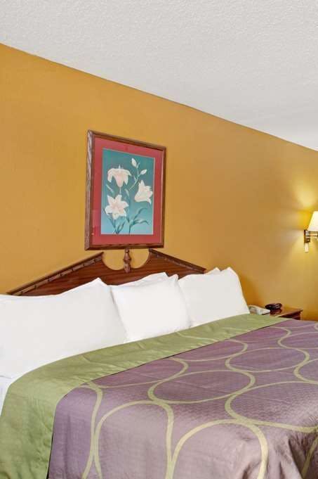 Hotel Super 8 by Wyndham Forrest City AR photo 3