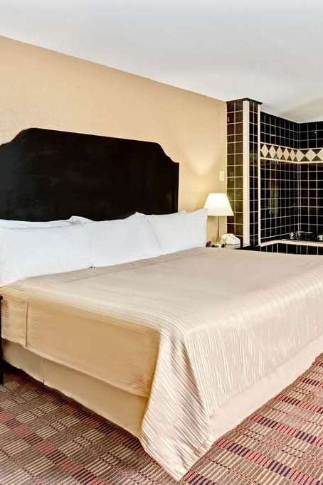 Hotel Howard Johnson by Wyndham Pikesville photo 2