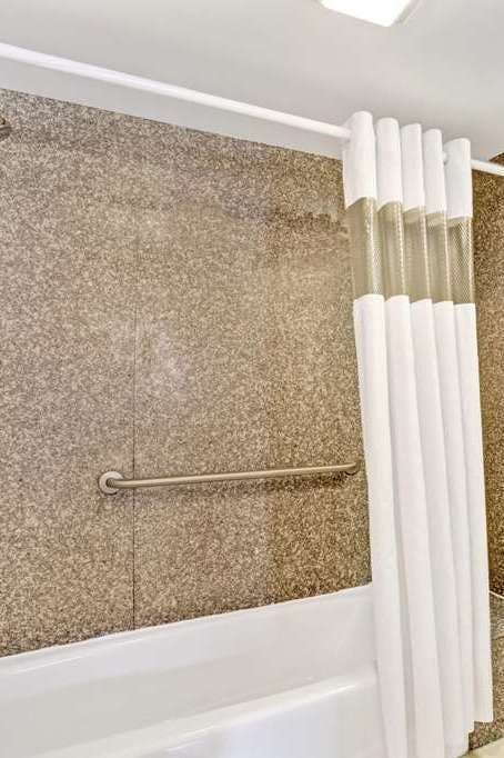 Hotel Howard Johnson by Wyndham Pikesville photo 5