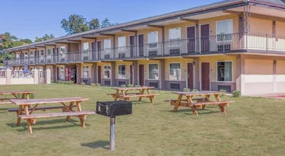 Days Inn by Wyndham Lavonia