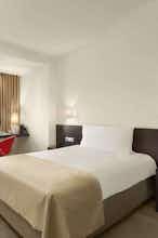 Hotel Ramada Plaza by Wyndham Bucharest Convention Center photo 2