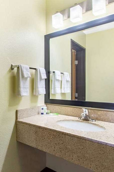 Hotel AmericInn by Wyndham Elkhorn Near Lake Geneva photo 3