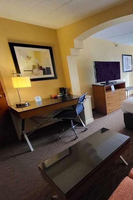 Hotel Wingate by Wyndham Greensboro/Coliseum photo 2