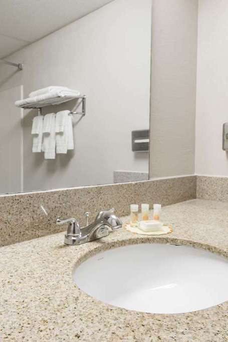 Hotel Days Inn by Wyndham Kansas City International Airport photo 4