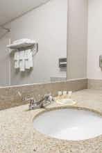 Hotel Days Inn by Wyndham Kansas City International Airport photo 4