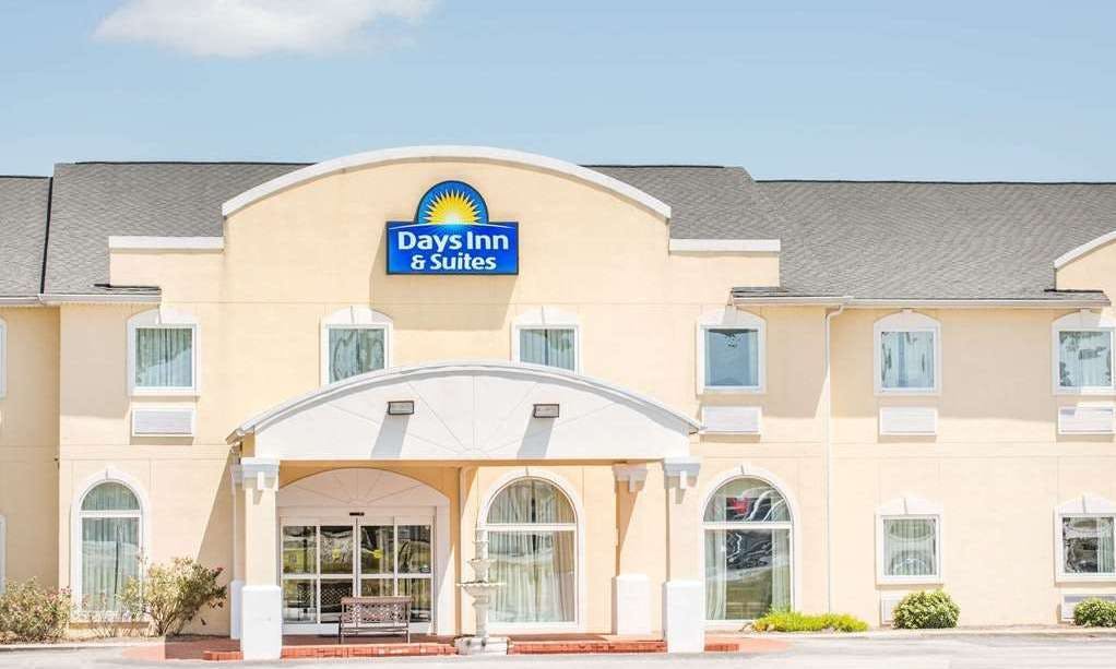 Days Inn and Suites Swainsboro
