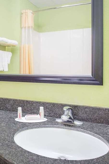 Hotel Days Inn and Suites Swainsboro photo 5