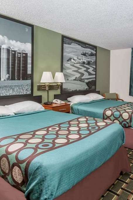 Hotel Super 8 by Wyndham Osceola IA photo 1