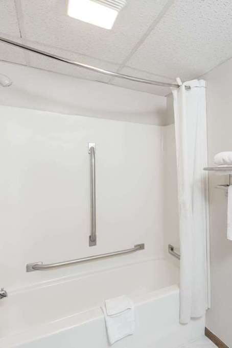 Hotel Super 8 by Wyndham Osceola IA photo 5